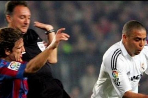 VIDEO: Bị phạt thẻ vàng Ronaldo 'béo' trả thù trọng tài siêu hài hước