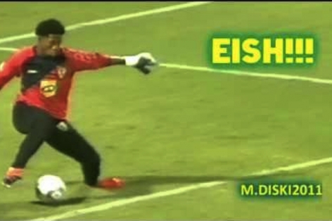 VIDEO: Khi thủ môn 'phế' gặp tiền đạo còn 'phế' hơn
