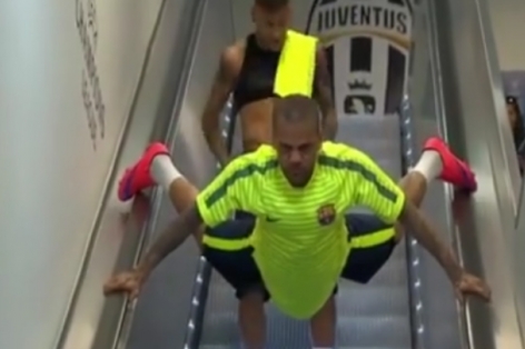 VIDEO: Dani Alves biểu diễn kỹ thuật... đi thang cuốn khi ra sân tập