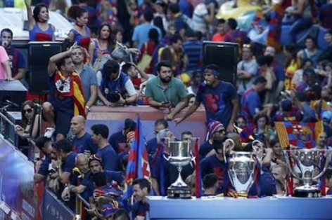 VIDEO: CLB Barca tưng bừng diễu cúp mừng công cú ăn ba lịch sử