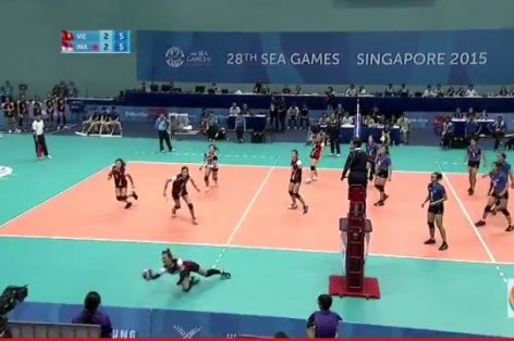 Video SEA Games 28: 2 pha lăn xả cứu bóng liên tiếp của Linh Chi (Bóng chuyền nữ)