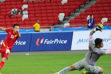 Video SEA Games 28: Huy Toàn lập cú đúp nâng tỷ số lên 3-0 cho U23 Việt Nam