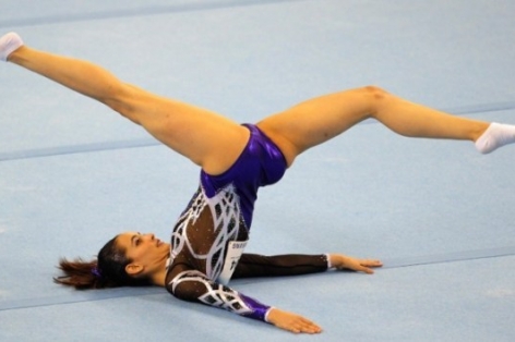 Video SEA Games 28: Nữ VĐV TDDC bị chê tơi tả vì 'khoe thân' quá đà