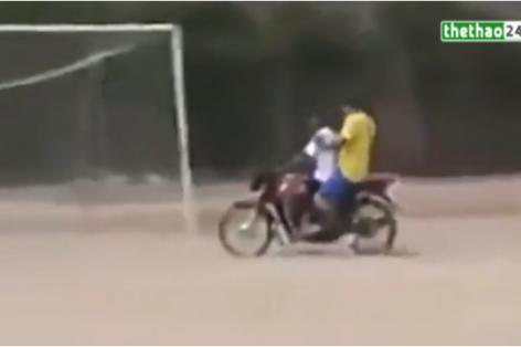 VIDEO: Thủ môn lên tham gia tấn công và chạy về phòng ngự siêu dị