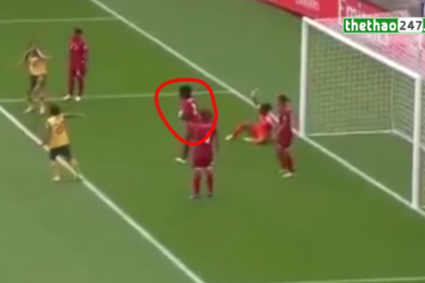 VIDEO: Vô tư dùng tay chơi bóng trong vòng cấm nhưng trọng tài không thổi pen