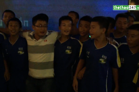 VIDEO: Các cầu thủ nhí SLNA trổ tài ca hát bài 'Cơn mưa ngang qua'