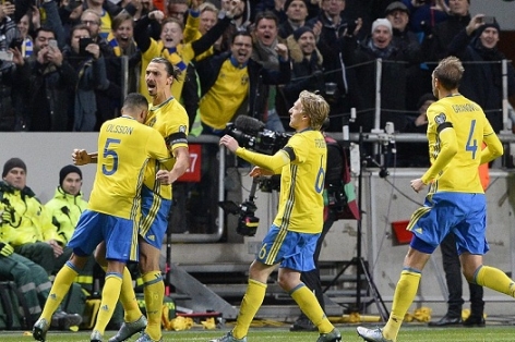 Ibra lập công, Thụy Điển mơ vé đi tiếp