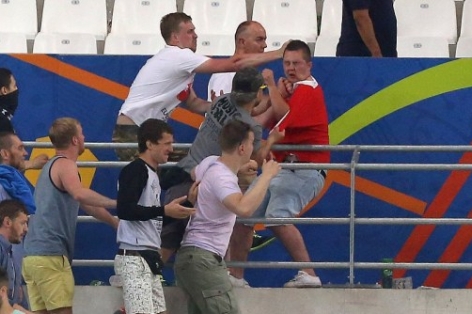 Nhật ký Euro 2016 12/6: CĐV Anh bị đánh ngay sau trận đấu