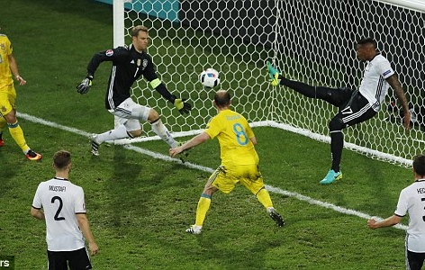 VIDEO: Boateng cứu thua cho tuyển Đức ngay trên vạch vôi
