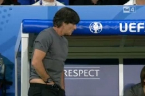 VIDEO: Hành động gây sốc của HLV Joachim Loew ở trận Đức - Ukraine
