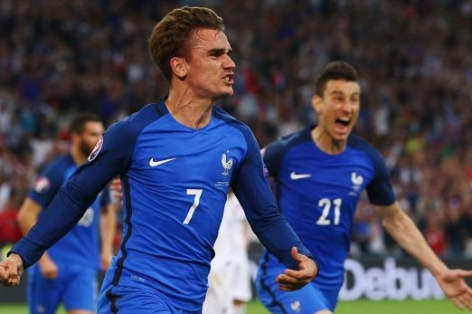 Griezmann giúp Pháp chật vật giành vé đầu tiên vào vòng 1/8