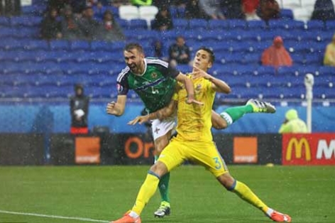 McAuley và McGinn tỏa sáng, Bắc Ailen hạ đẹp Ukraine