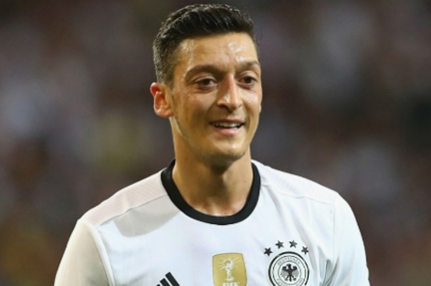 Nội bộ ĐT Đức bất hòa: Ozil đáp trả chỉ trích của Boateng