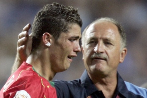 12 năm trước, Ronaldo khóc nức nở sau thất bại ở chung kết Euro 2004