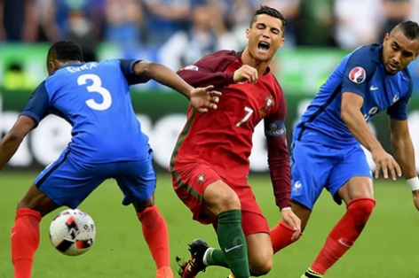 Payet bị chỉ trích thậm tệ bởi vào bóng ác ý với Ronaldo