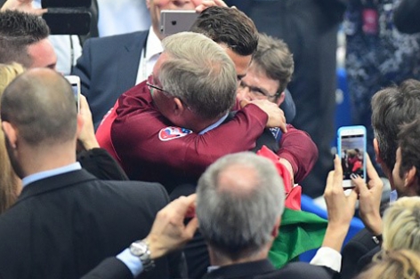 Cảm động cảnh Sir Alex đứng chờ để chúc mừng Ronaldo