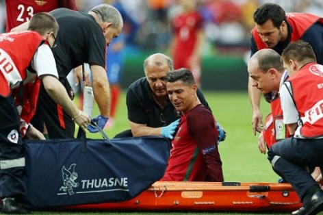 VIDEO: Ronaldo rời sân trong tiếng vỗ tay của CĐV 2 đội