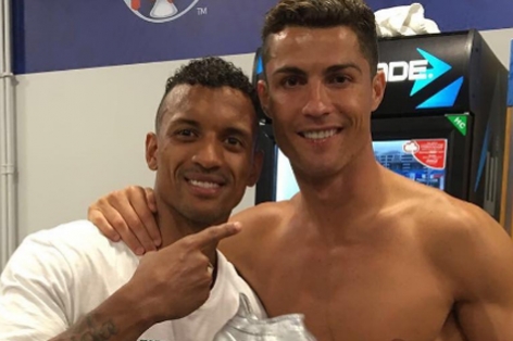 Ronaldo tri ân Nani bằng món quà đặc biệt