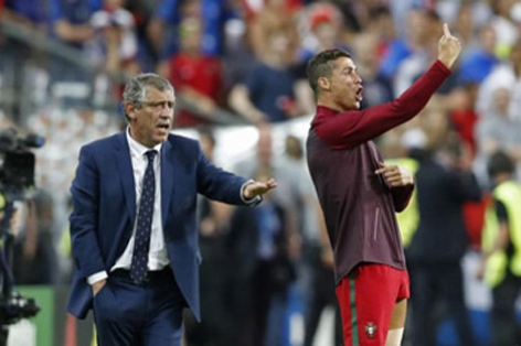 HLV Bồ Đào Nha lên tiếng chuyện Ronaldo 'lấn quyền'