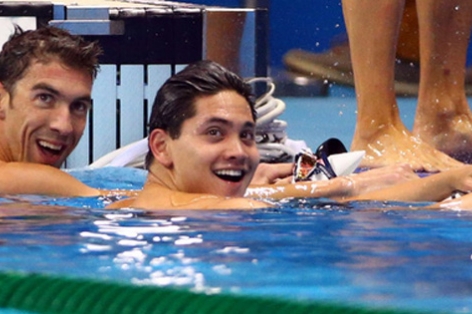 Thần đồng bơi lội Singapore đánh bại Michael Phelps