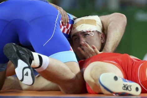 VIDEO: Đô vật Nga bị đối thủ siết cổ đến ngất khi thi đấu ở Olympic