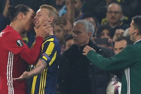 Ibrahimovic bóp cổ cầu thủ Fenerbahce, đối mặt án phạt nặng