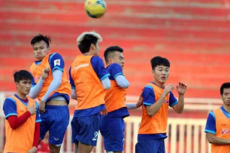 ĐT Việt Nam 'đạp cỏ' ngay khi có mặt tại Myanmar
