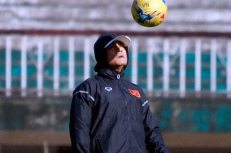 Tin nóng AFF Cup 23/11: Xuân Trường ‘tròn mắt’ xem thầy Thắng, HLV Riedl lo lắng