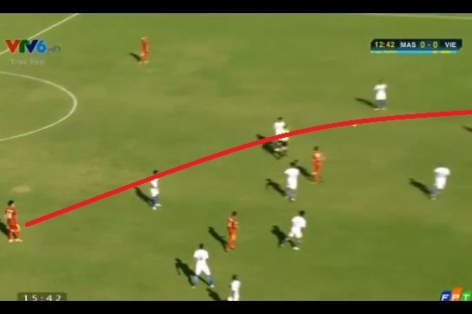 VIDEO: Pha chuyền dài nguy hiểm của Xuân Trường cho Đinh Thanh Trung