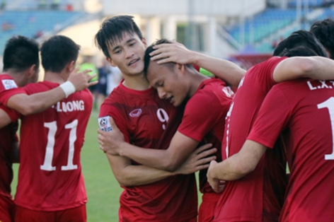 Chủ tịch VFF chúc mừng ĐTVN giành vé vào bán kết AFF Cup 2016