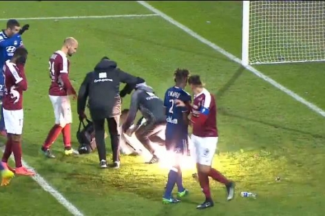 Kinh hoàng: CĐV ném pháo sáng trúng thủ môn tại Ligue 1