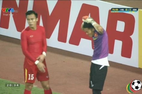 VIDEO: Chiếc thẻ đỏ đầy bất ngờ của Nguyên Mạnh trước Indonesia