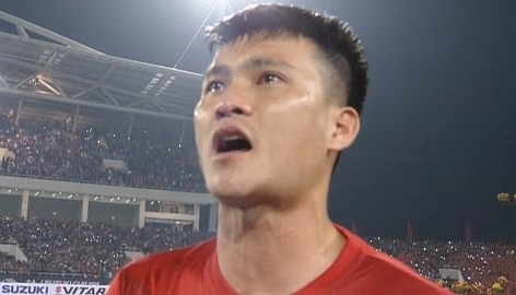 Công Vinh khóc khi hát Quốc ca: Như 1 điềm báo?