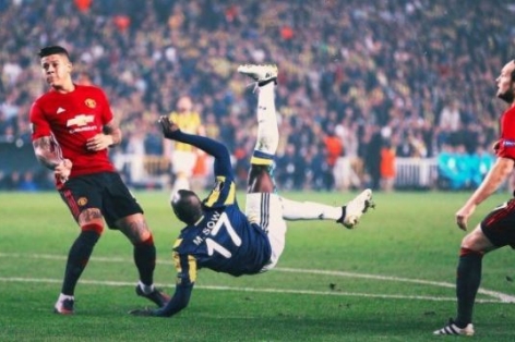 VIDEO: Moussa Sow - 'Thánh' ngả bàn đèn của Fenerbahce