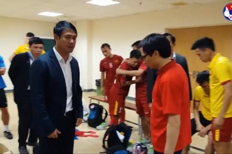 VIDEO: Hình ảnh đầy cảm động trong phòng thay đồ ĐTVN sau trận thua Indo