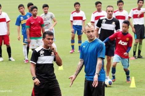 VIDEO: Nainggolan gửi lời chúc Indonesia giành chiến thắng trước Thái Lan