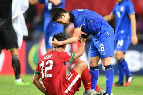 Thái Lan an ủi cầu thủ Indonesia sau chung kết AFF Cup