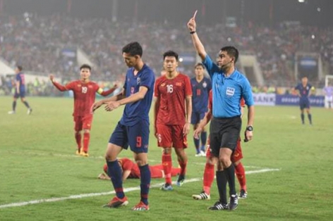 Vì sao Hồ Tấn Tài bị treo giò còn Supachai Jaided thì không?
