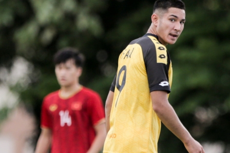 U22 Brunei vừa đá bóng vừa trông đồ khi gặp U22 Việt Nam