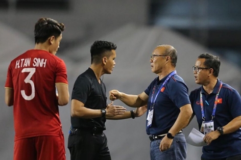 VIDEO: HLV Park hồi hộp theo dõi Văn Toản cản phá phạt đền