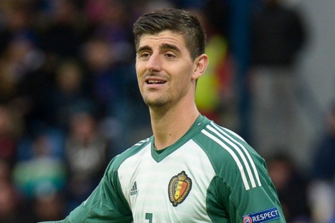 Xử lý ngớ ngẩn, Courtois trở thành tâm điểm chế giễu