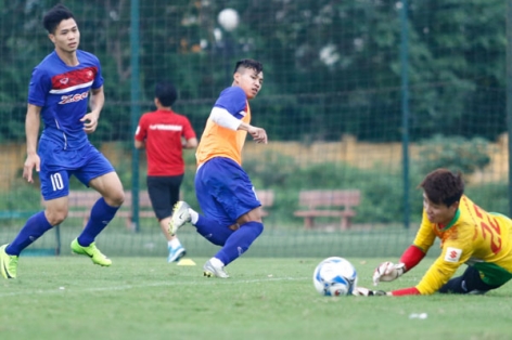 U22 VN tập đối kháng, Công Phượng khó nhọc ghi bàn