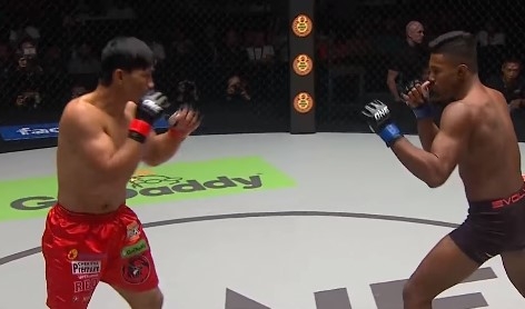 VIDEO: Đại chiến Eduard Folyang và Amir Khan