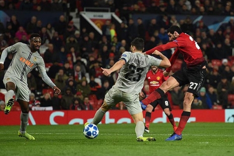 Fellaini ghi bàn muộn, MU chính thức vào vòng knock-out