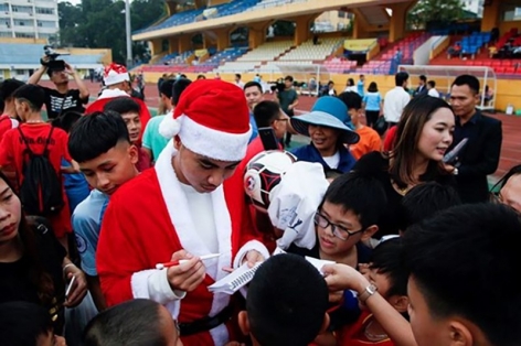 Dàn sao ĐT Việt Nam hóa thân ông già Noel, gửi lời chúc NHM