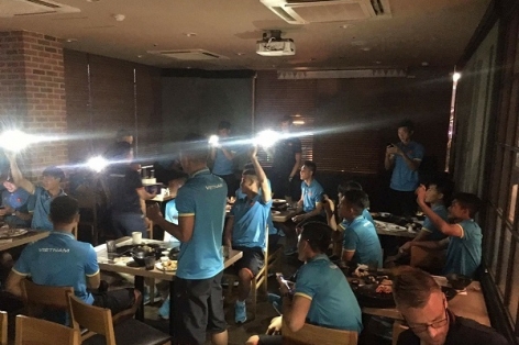 Tạm gác 'sóng gió', U22 Việt Nam mở tiệc trên đất Hàn Quốc