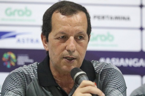 HLV Bahrain: 'Ai có thông tin U23 Việt Nam, cho tôi xem nhờ'