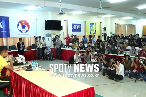 Báo Hàn Quốc choáng với họp báo Việt Nam vs Malaysia