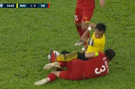 VIDEO: Đội trưởng Malaysia định 'ăn thua' với Quế Ngọc Hải