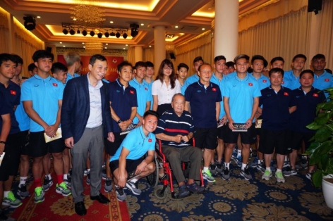 HLV Park và U23 Việt Nam tri ân nhà vô địch SEAP Games 1959 